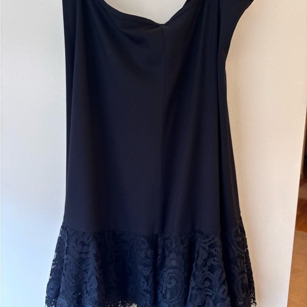 Elegant Tadashi Shoji Black skirt with Lace Hem